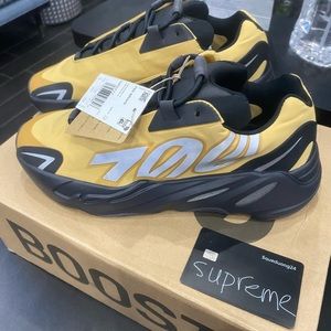 DS Yeezy 700 Size 8